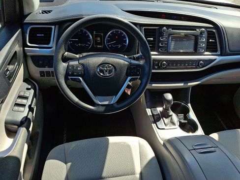 Used 2017 Toyota Highlander LE image 12