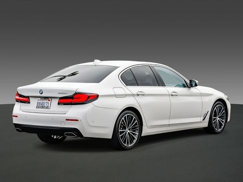 Used 2021 BMW 530e w/ Parking Assistance Package image 4