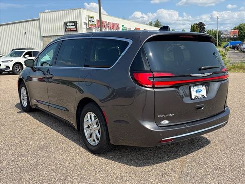 Used 2023 Chrysler Pacifica Touring-L FWD image 3