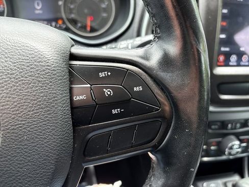Used 2019 Jeep Cherokee Trailhawk AWD/4WD image 13