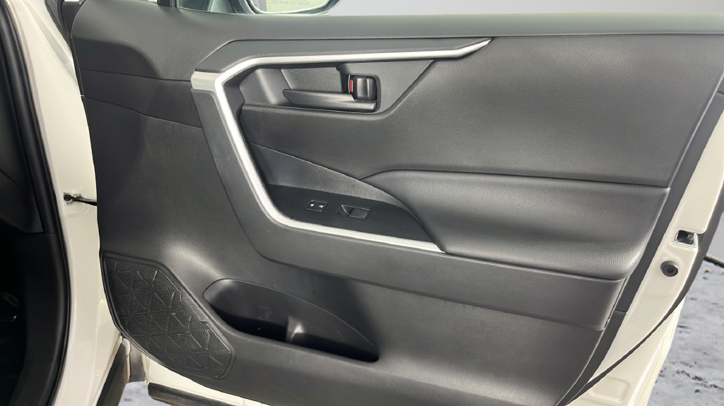 Used 2022 Toyota RAV4 LE AWD/4WD image 43
