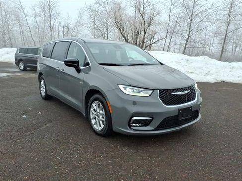 Used 2025 Chrysler Pacifica Select image 7