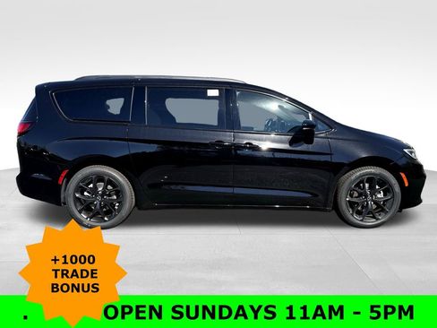 New 2026 Chrysler Pacifica Limited w/ Uconnect Theater Family Group image 9