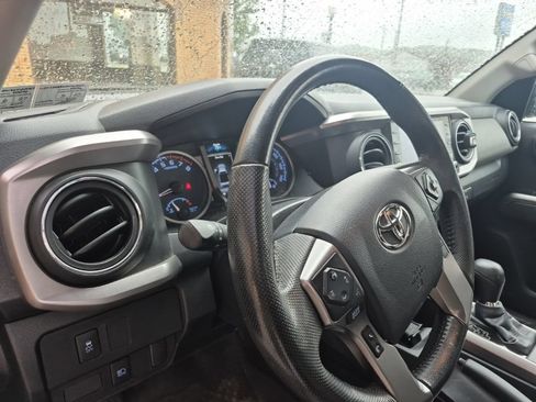 Used 2022 Toyota Tacoma SR5 w/ SR5 Appearance Package (SM) AWD/4WD image 10