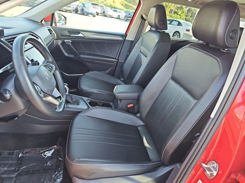 Used 2024 Volkswagen Tiguan SE w/ Panoramic Sunroof Package image 17