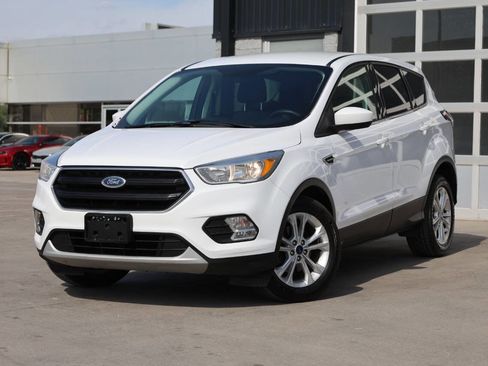 Used 2017 Ford Escape SE FWD image 3
