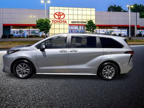 Used 2022 Toyota Sienna XLE FWD image 2