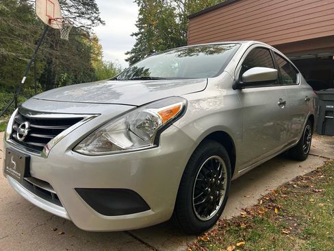 Used 2018 Nissan Versa SV FWD image 2