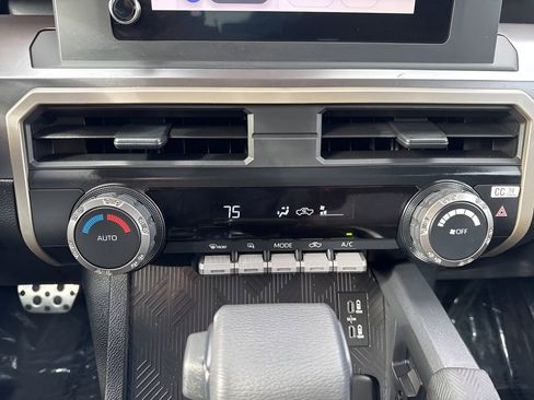 Used 2025 Toyota Tacoma TRD Sport image 19