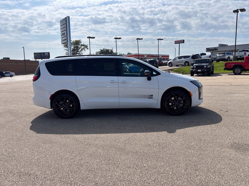 New 2027 Chrysler Pacifica Select AWD/4WD image 6