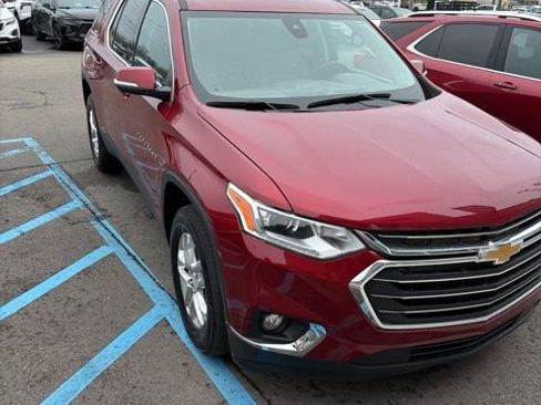Used 2021 Chevrolet Traverse LT image 1