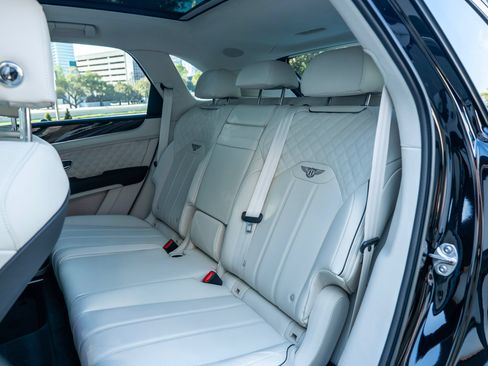 Used 2023 Bentley Bentayga AWD/4WD image 11