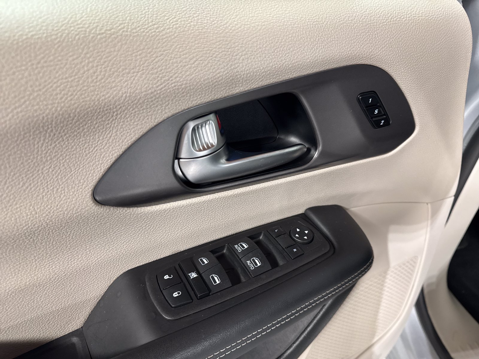 Used 2023 Chrysler Pacifica Touring-L FWD image 16