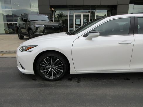 Used 2025 Lexus ES 350 w/ Premium Package FWD image 2