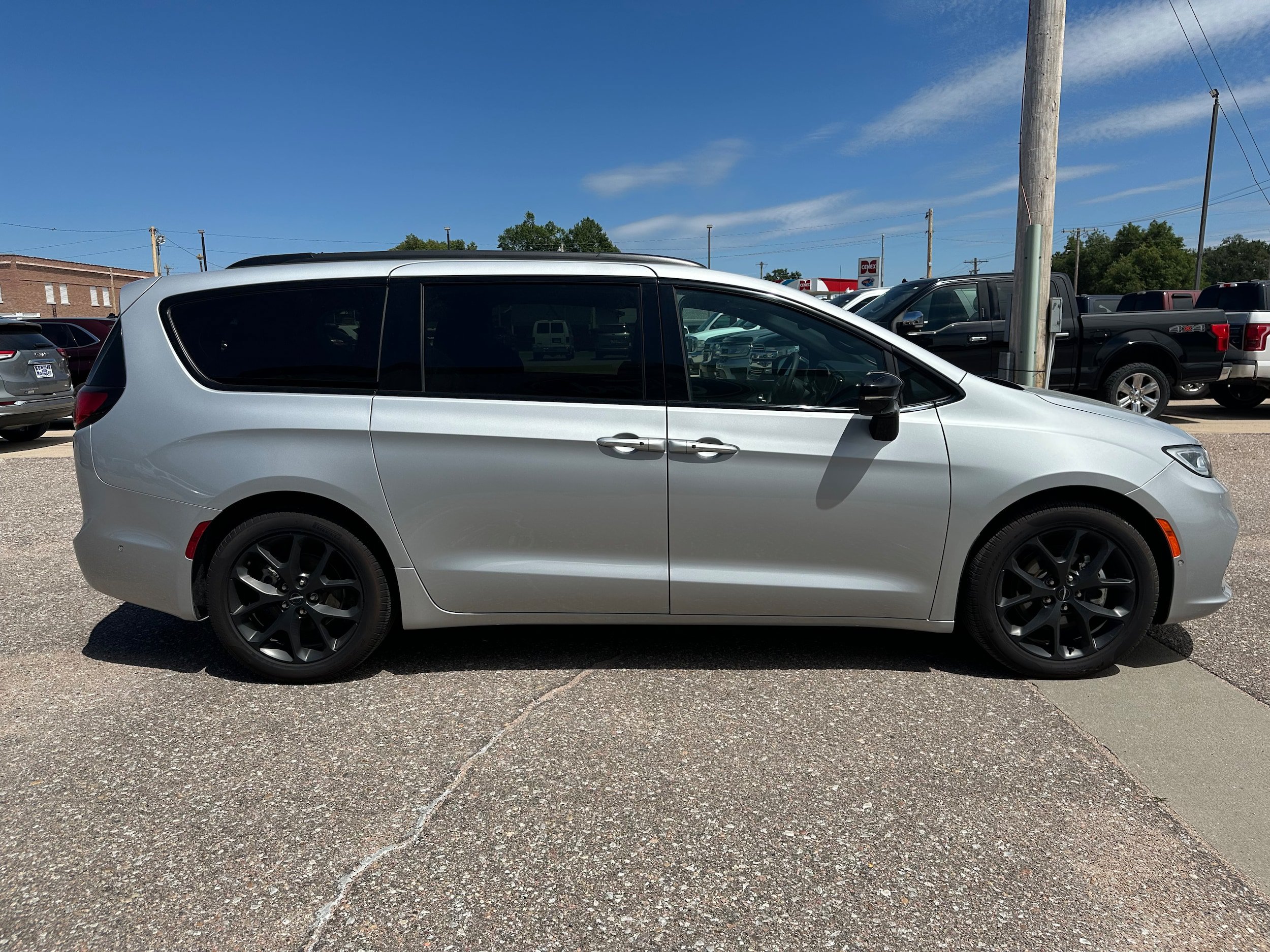 Used 2024 Chrysler Pacifica Limited w/ S Appearance Package FWD image 7