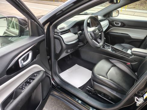 Used 2024 Jeep Compass Limited image 17