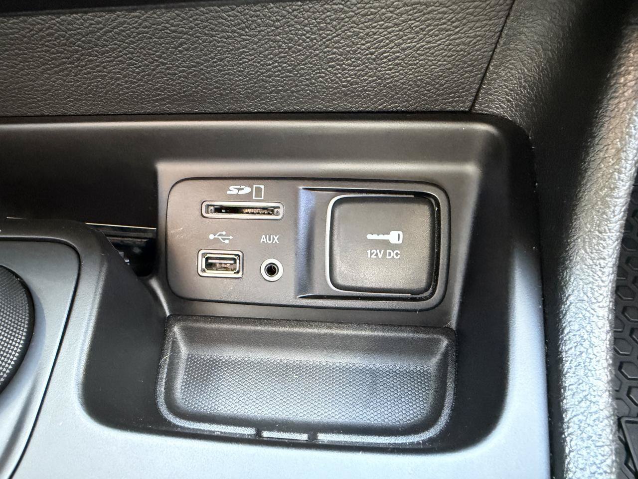 Used 2014 Jeep Cherokee Latitude w/ Cold Weather Group AWD/4WD image 42