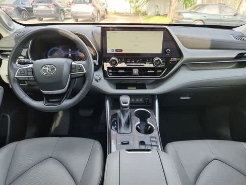 Used 2023 Toyota Highlander Limited FWD image 21