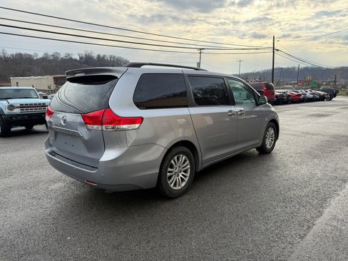 Used 2013 Toyota Sienna XLE w/ Entertainment Pkg FWD image 6
