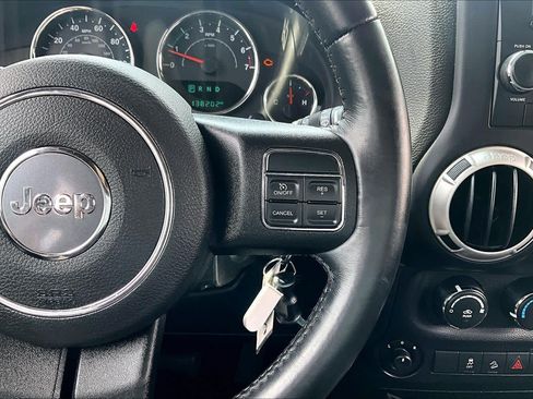 Used 2017 Jeep Wrangler Unlimited Sahara w/ Connectivity Group AWD/4WD image 23