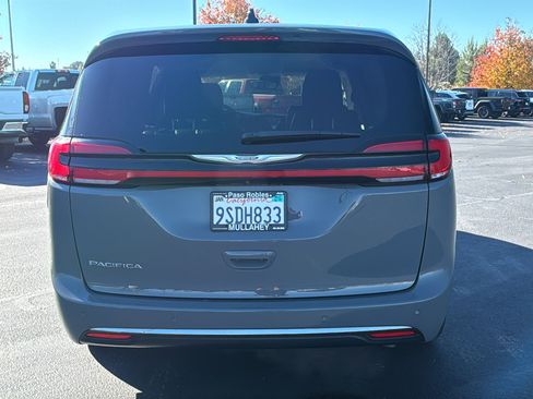 Used 2023 Chrysler Pacifica Touring-L image 4