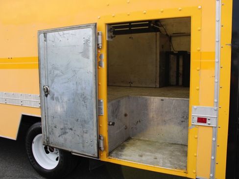 Used 2015 GMC Savana 3500 RWD image 18