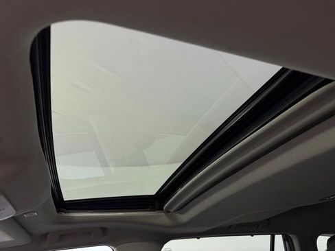 Used 2023 Toyota Highlander XLE image 28