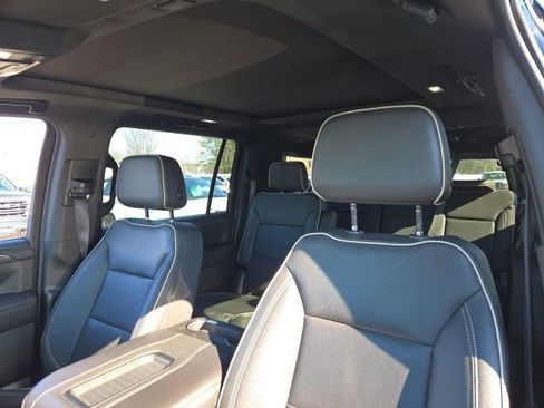 Used 2022 GMC Yukon XL SLT w/ SLT Premium Package image 3