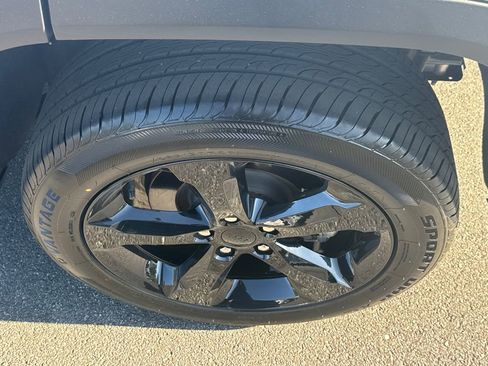 Used 2024 Jeep Grand Cherokee L Limited w/ Black Appearance Package AWD/4WD image 20