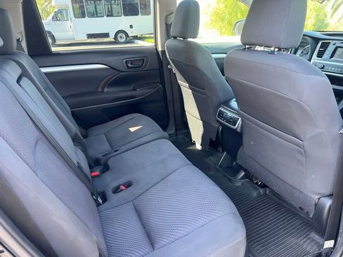 Used 2019 Toyota Highlander LE FWD image 16