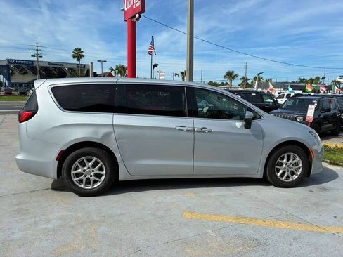 Used 2023 Chrysler Voyager LX FWD image 5