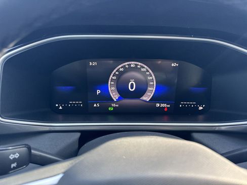 Certified 2025 Volkswagen Taos SE FWD image 43