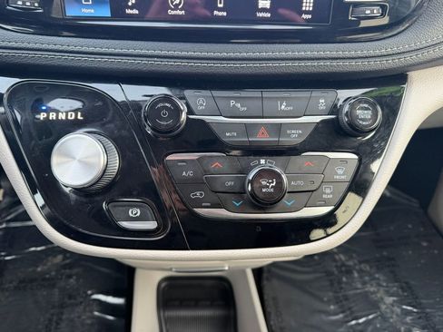 Used 2022 Chrysler Pacifica Touring-L image 27