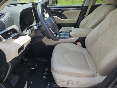 Used 2024 Toyota Highlander Platinum FWD image 25