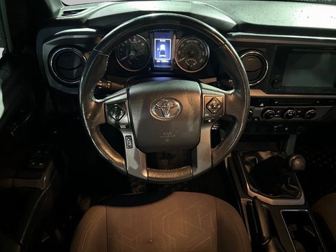 Used 2017 Toyota Tacoma TRD Sport image 25