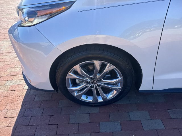 Used 2023 Toyota Sienna Platinum FWD image 10