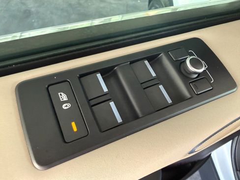 Used 2018 Land Rover Discovery SE AWD/4WD image 12