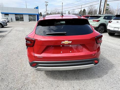 New 2026 Chevrolet Trax LT w/ Sunroof Package FWD image 4