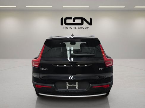Used 2024 Volvo XC40 B5 Core image 3