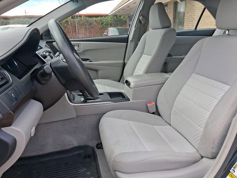 Used 2017 Toyota Camry LE image 10