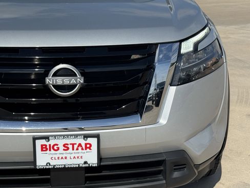 Used 2025 Nissan Pathfinder SV FWD image 5