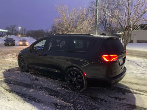 Used 2020 Chrysler Pacifica Touring-L Plus image 3