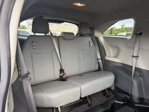 Used 2024 Toyota Sienna XLE FWD image 18