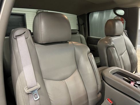 Used 2005 GMC Sierra 3500 SLT w/ Heavy-Duty Power Package AWD/4WD image 38