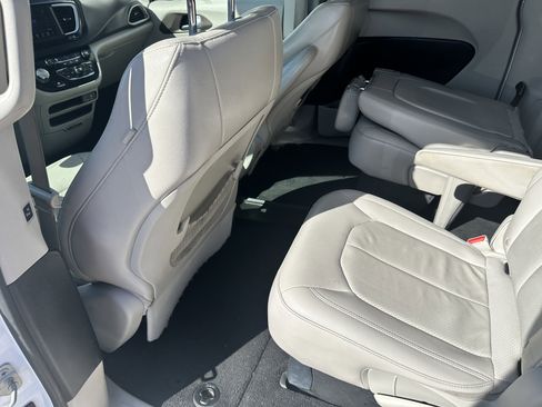 Used 2018 Chrysler Pacifica Touring-L image 23