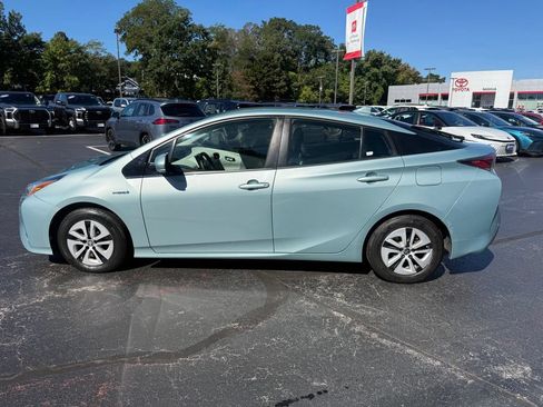 Used 2018 Toyota Prius Two w/ Prius Two Safety Plus Package FWD image 3