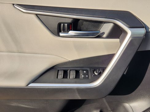 Used 2023 Toyota RAV4 XLE Premium image 27