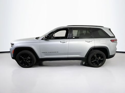 Used 2023 Jeep Grand Cherokee Altitude image 8