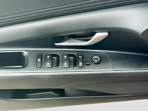 Certified 2025 Hyundai Elantra SEL FWD image 17