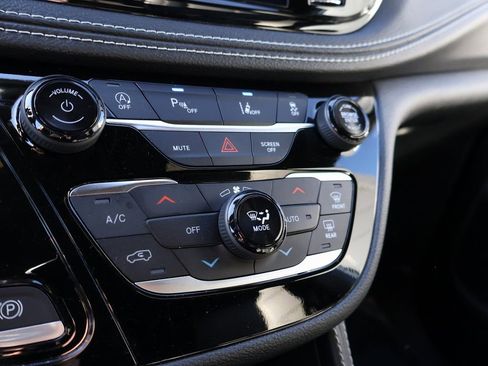 Used 2025 Chrysler Pacifica Limited image 34